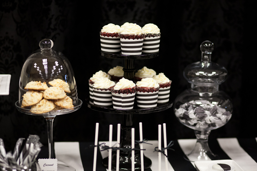 Black and White Dessert Table » mondeliceblog.com