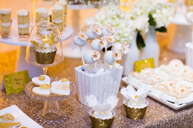 Elegant White and Gold Dessert Table » mondeliceblog.com