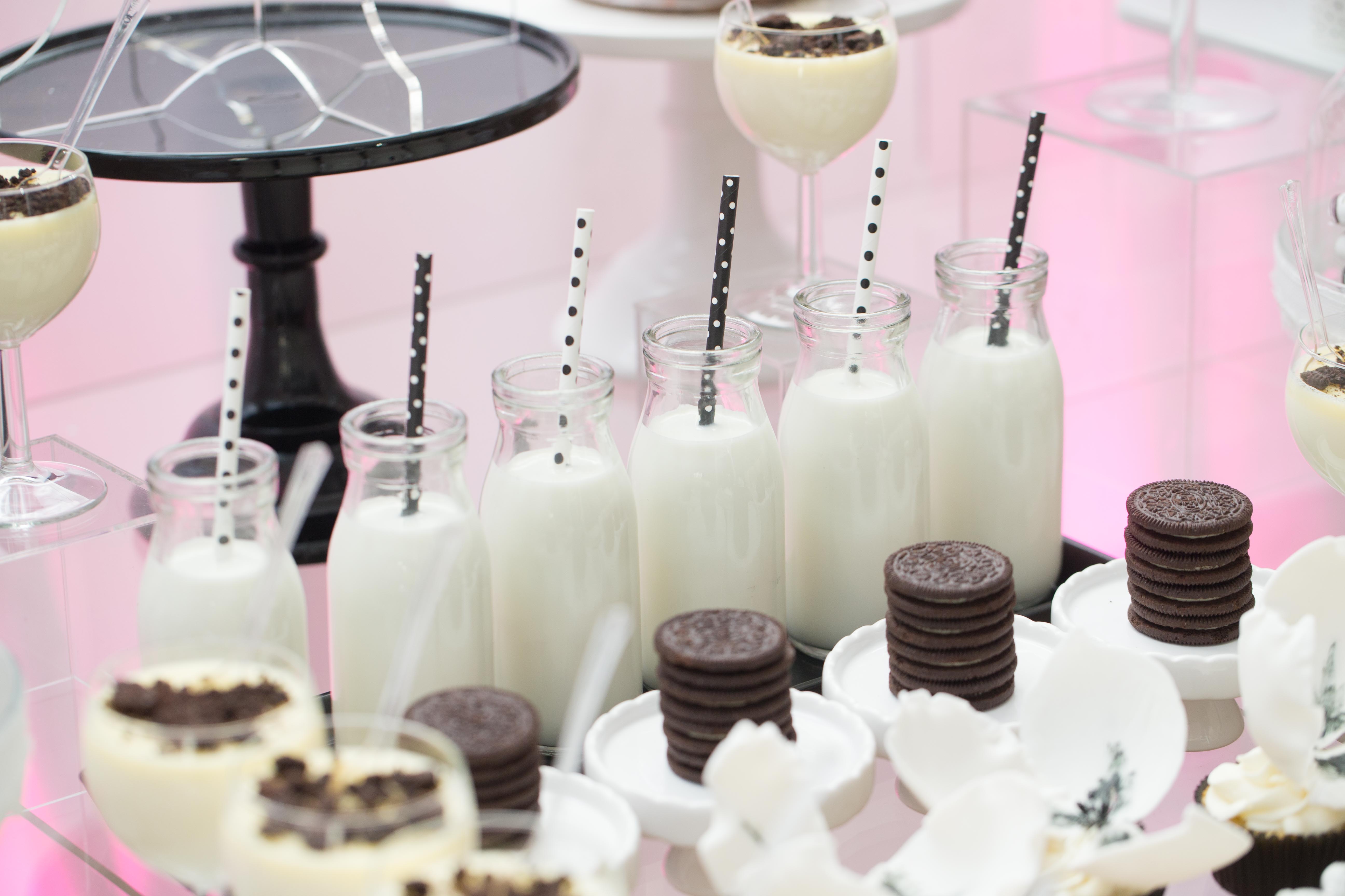 Black and White Wedding Dessert Table » mondeliceblog.com