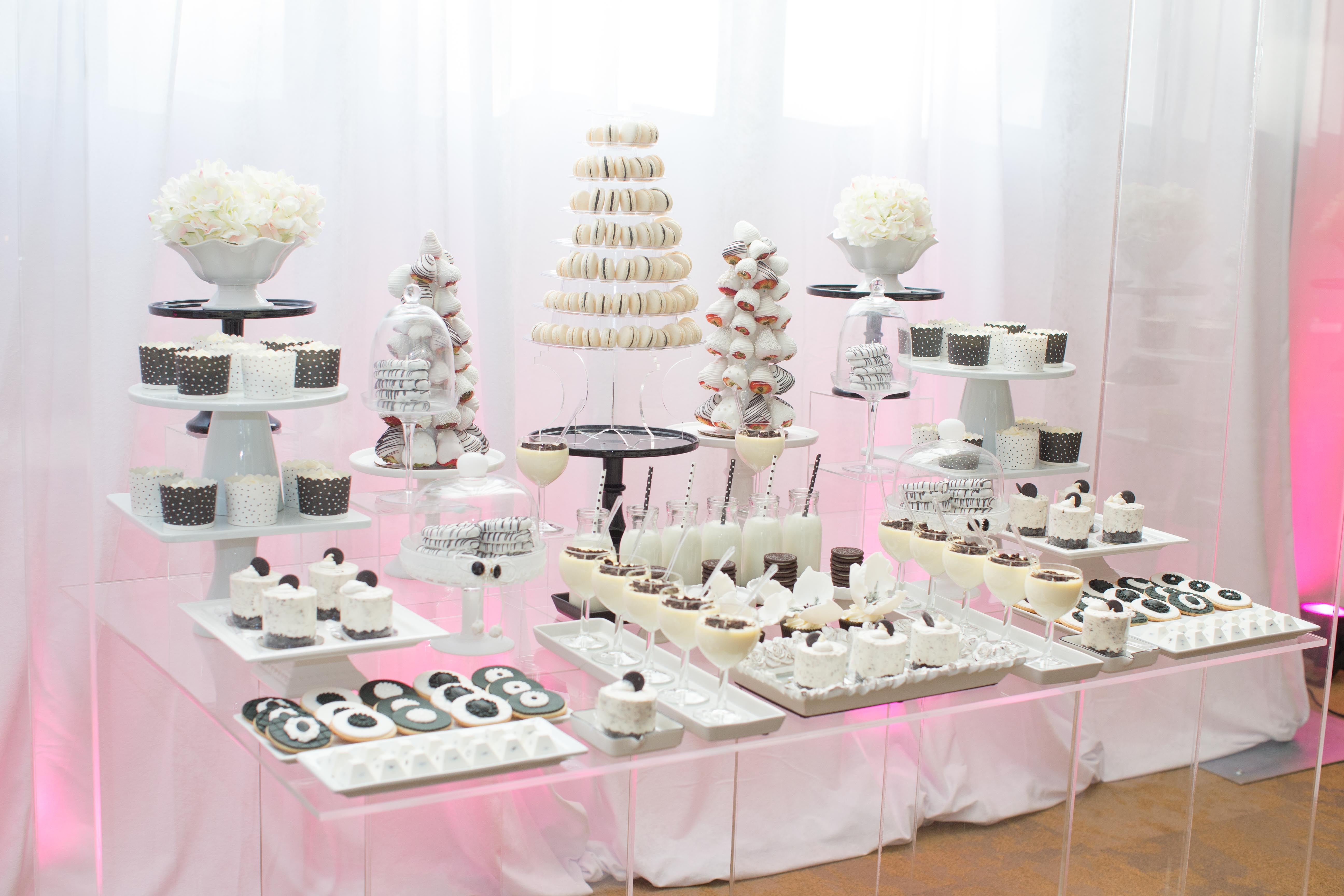 Black and White Wedding Dessert Table » mondeliceblog.com