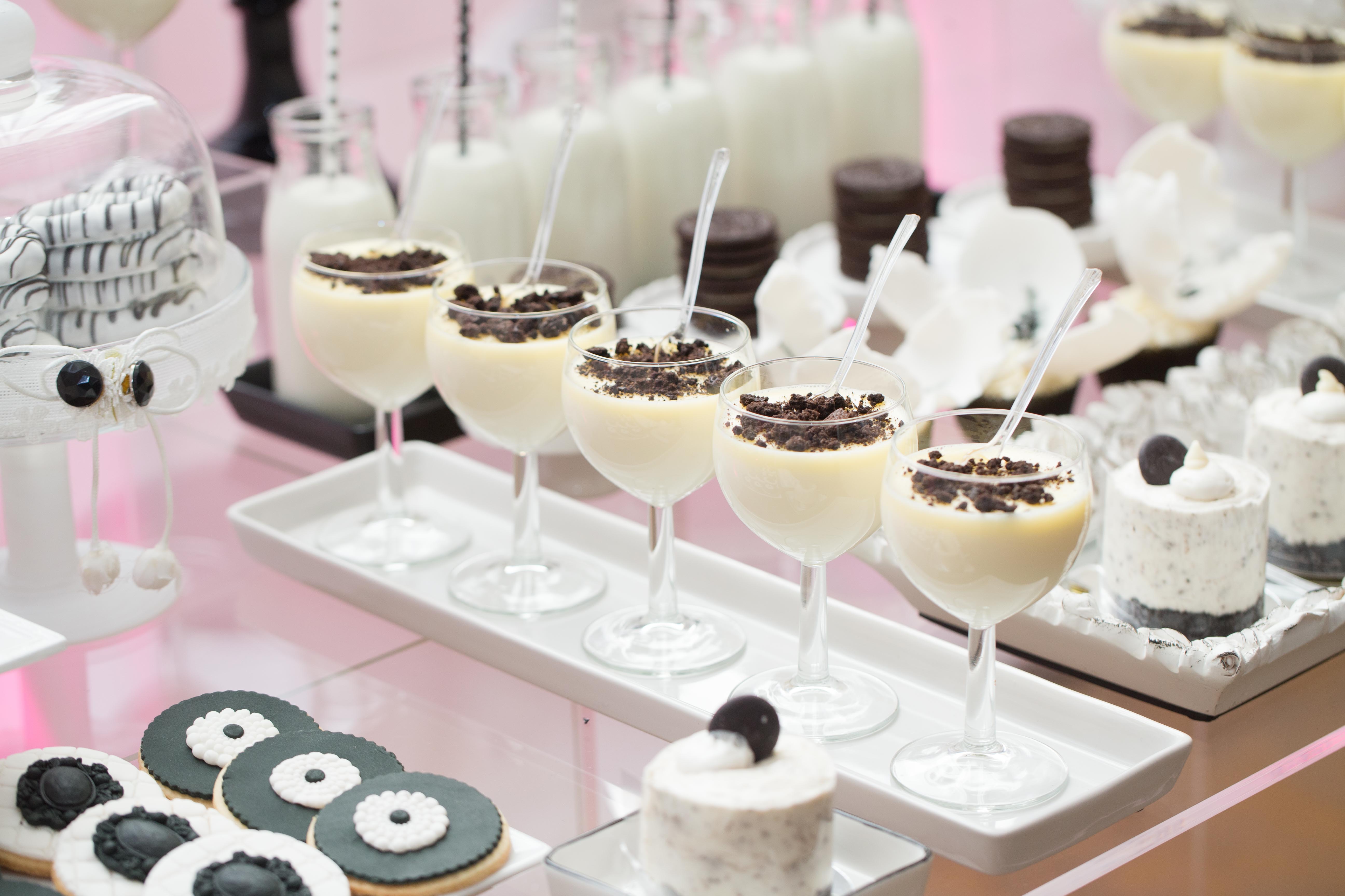 Black and White Wedding Dessert Table » mondeliceblog.com